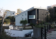 モノトーンでシンプルな外観