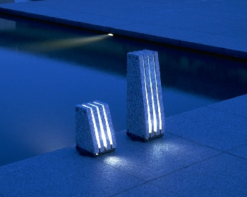 石とアルミの内照型車止め